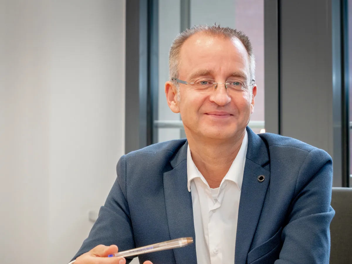 Lutz Rempel von der STEFES GmbH am Besprechungstisch